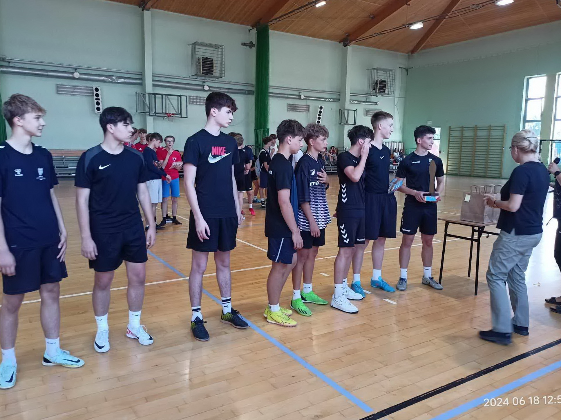 Zdjęcie Halowa 06-2024 2 (12)12d2fdba-1a31-4fd0-a50a-8417c9a4e0ea.jpg w galerii II Turniej Piłki Nożnej Halowej o Puchar Przechodni II LO